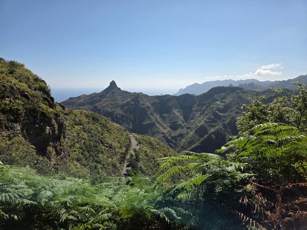 Montagnes de l’Anaga Vue dégagée sur les montagnes de l’Anaga avec des ravins profonds, des pentes verdoyantes et un sommet remarquable à l’arrière-plan.