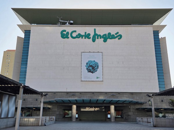 Façade principale d’El Corte Inglés à Santa Cruz de Tenerife avec son logo vert et une grande affiche centrale.