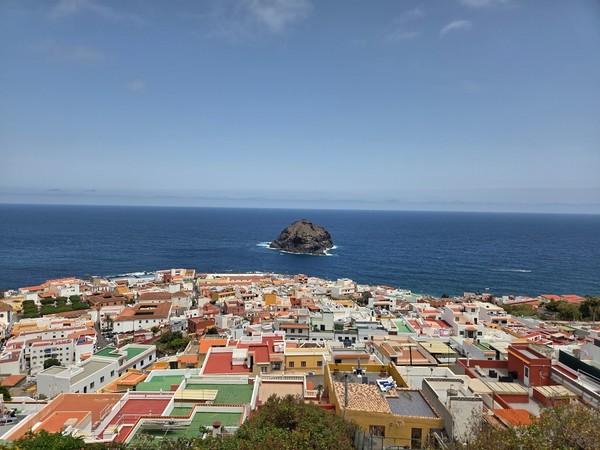 Vue sur Garachico et son rocher emblématique au large, avec les maisons colorées et l'océan Atlantique.
