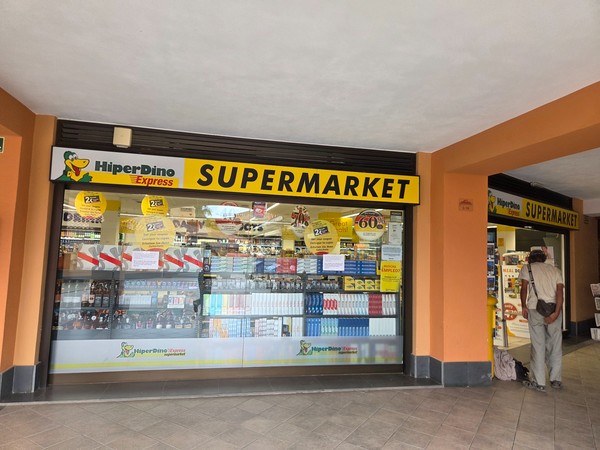 Devanture du supermarché HiperDino Express à Costa Adeje avec les vitrines et l'entrée du magasin.
