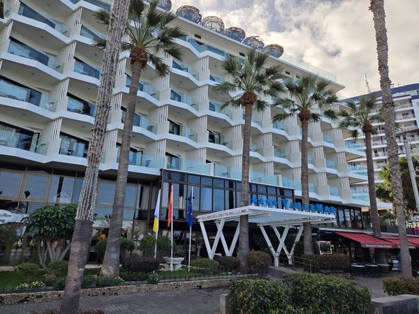 Hôtel ValleMar Façade moderne de l'hôtel ValleMar avec ses balcons vitrés et ses palmiers à Puerto de la Cruz.
