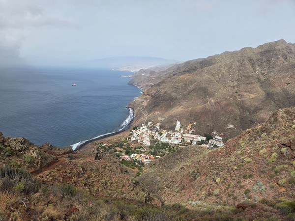 Igueste de San Andrés Vue en hauteur sur Igueste de San Andrés, le village côtier encaissé entre les montagnes arides et l'océan.