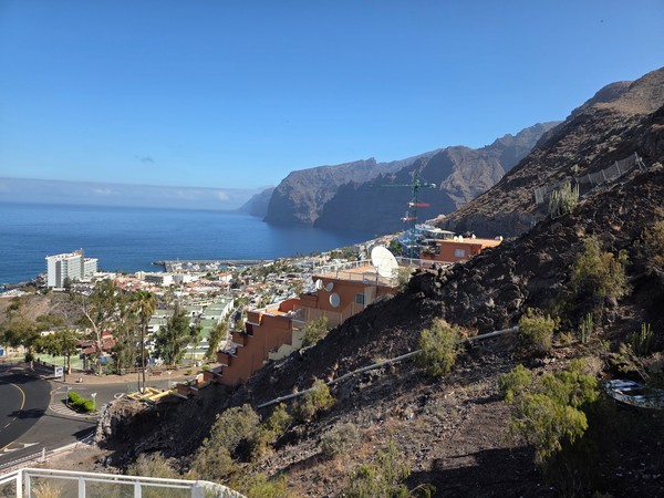Vue sur Los Gigantes Vue panoramique sur Los Gigantes, le port, la côte et les impressionnantes falaises volcaniques.