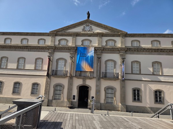 Façade du MUNA Façade du musée MUNA à Santa Cruz avec bannière verticale et architecture historique canarienne.