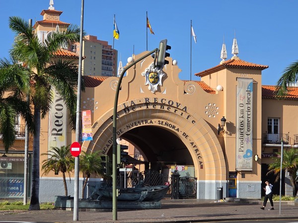 Marché Nuestra Señora Entrée principale du marché Nuestra Señora de África à Santa Cruz de Tenerife avec son arche emblématique.