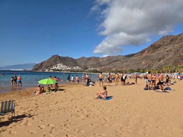 Playa de las Teresitas Playa de las Teresitas à Tenerife, avec son sable doré, de nombreux baigneurs et les collines de San Andrés au fond.