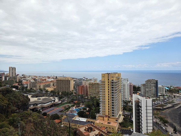 Vue sur Puerto de la Cruz Vue panoramique sur Puerto de la Cruz depuis le Mirador de La Paz avec hôtels, immeubles et océan.